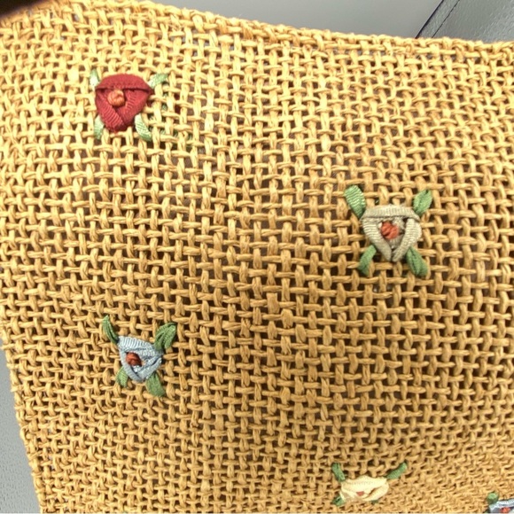Small Handcrafted Tan Woven Tote Bag with Broiderie Little Flowers - Picture 9 of 9